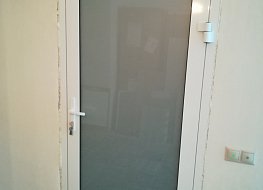 Дверь алюминиевая с замком